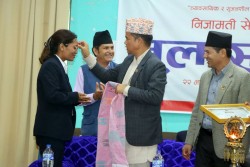 निजामती कर्मचारी पुरस्कृत